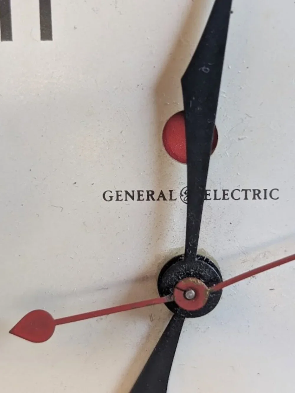 Vintage General Electric metal wall clock model #2H08 - runs, missing glass dome